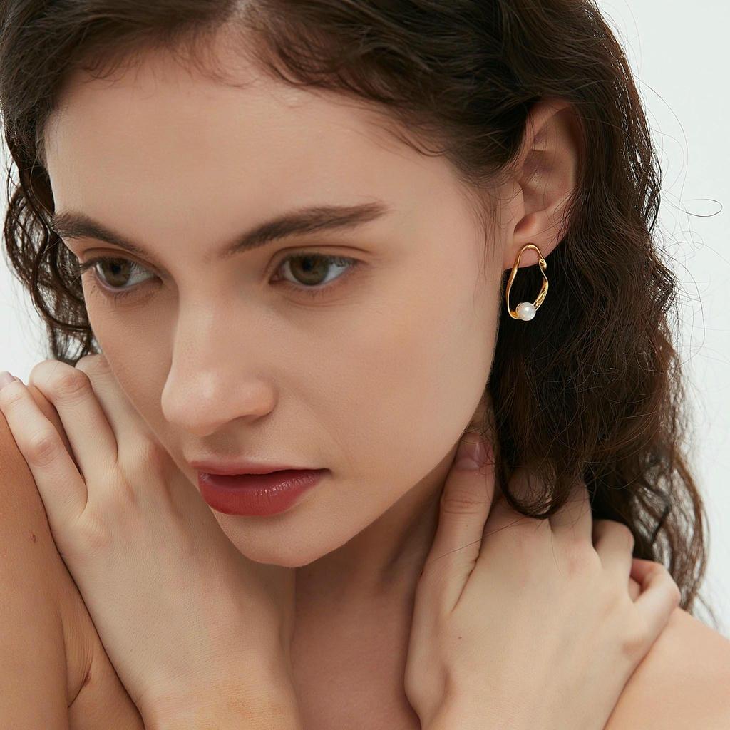 Hollow Inlaid Pearl Earrings 2