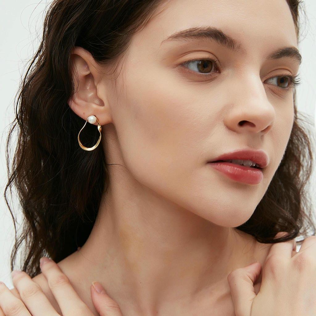 Hollow Inlaid Pearl Earrings 3