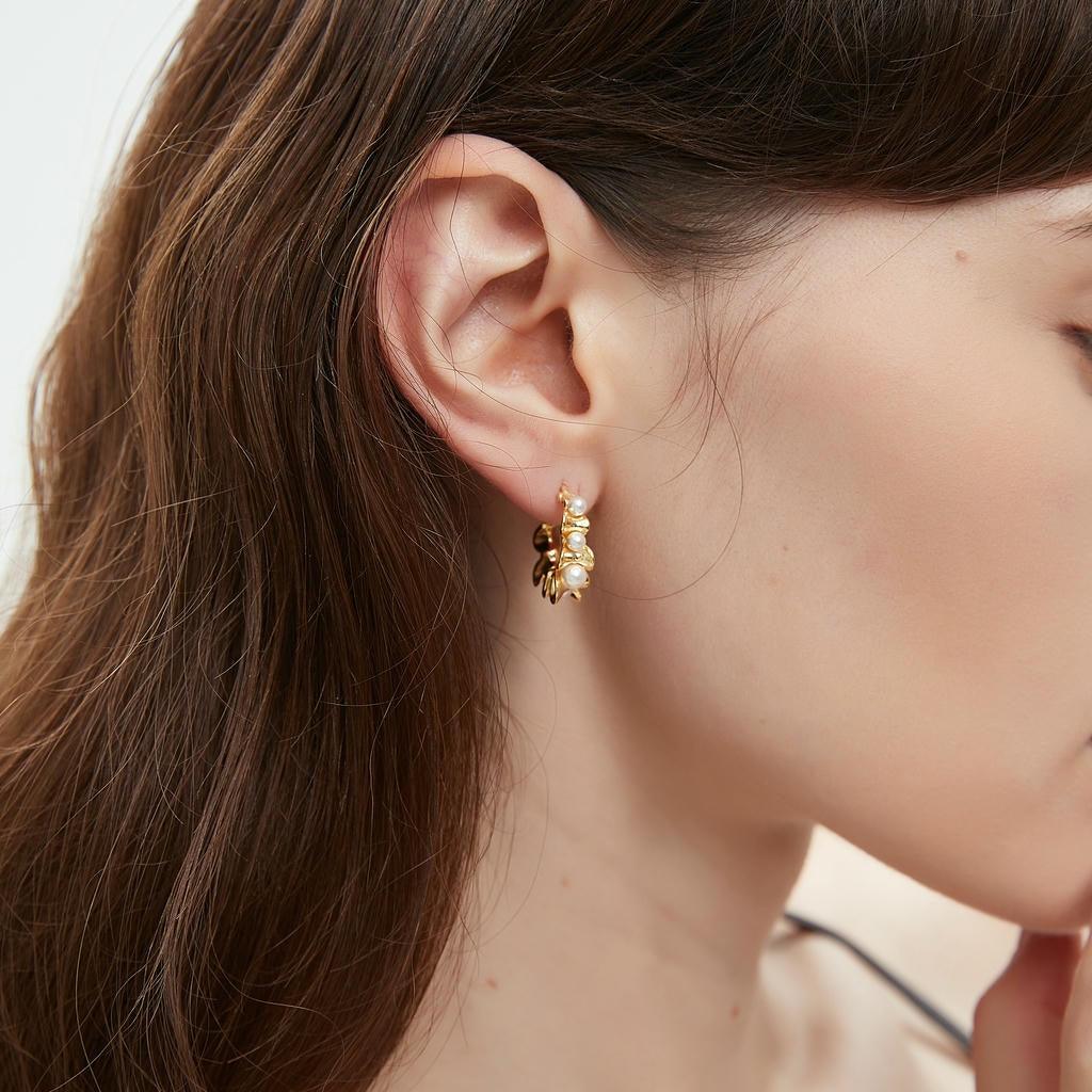 Wavy Pearl Huggie Earrings3