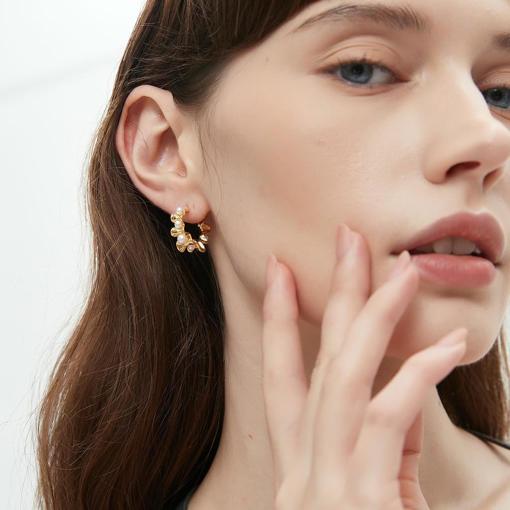 Wavy Pearl Huggie Earrings4