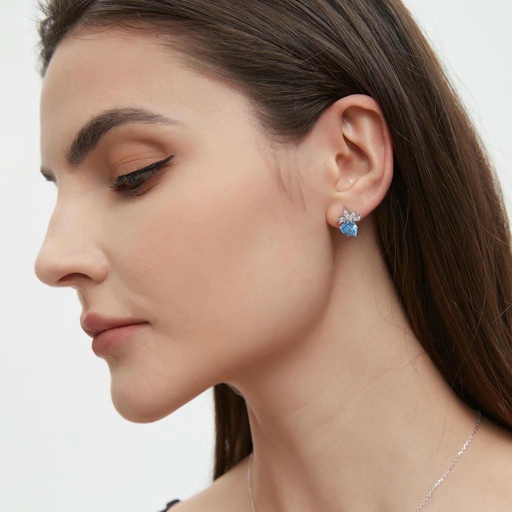 Heart-Shaped Snowflake Stud Earrings 5