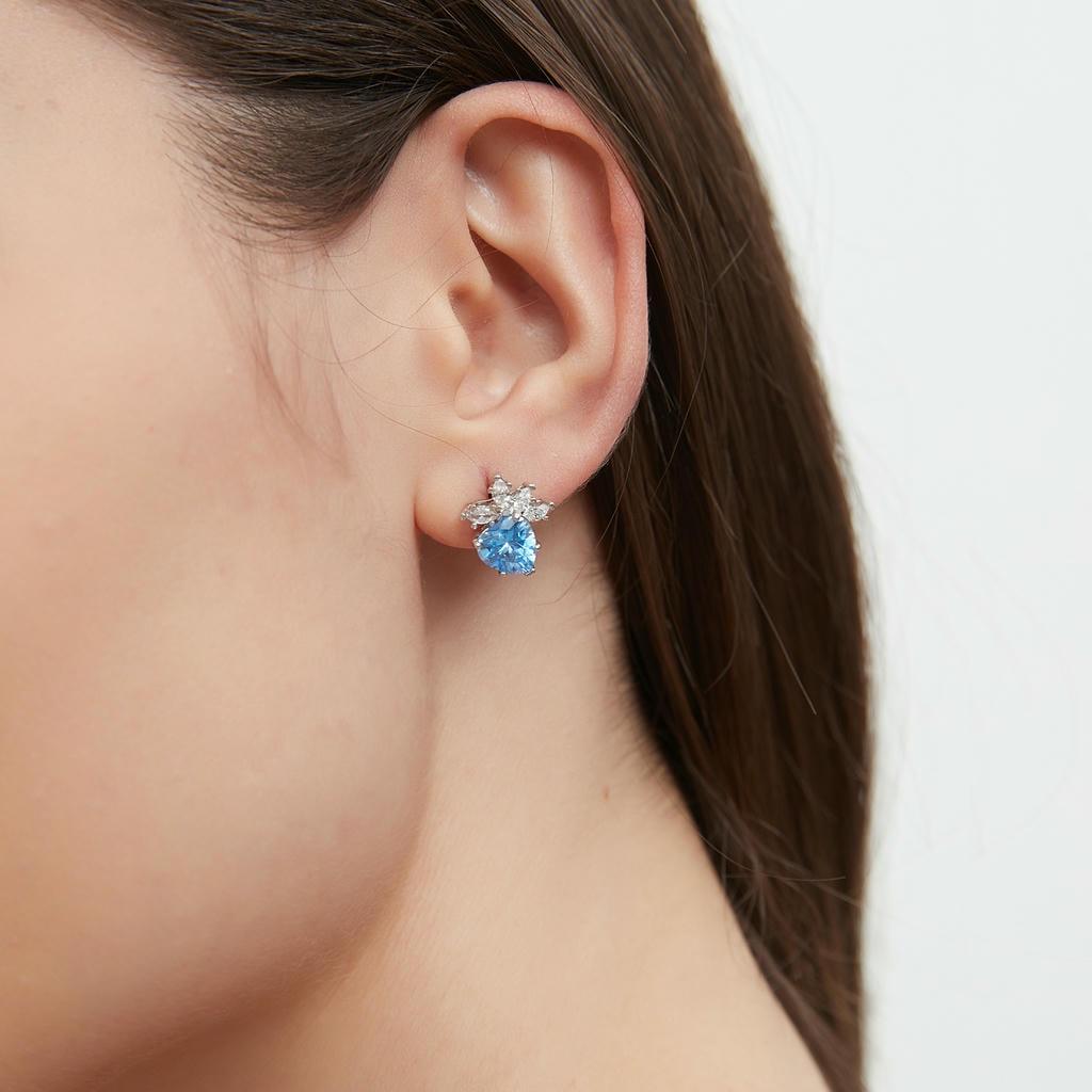 Heart-Shaped Snowflake Stud Earrings 3