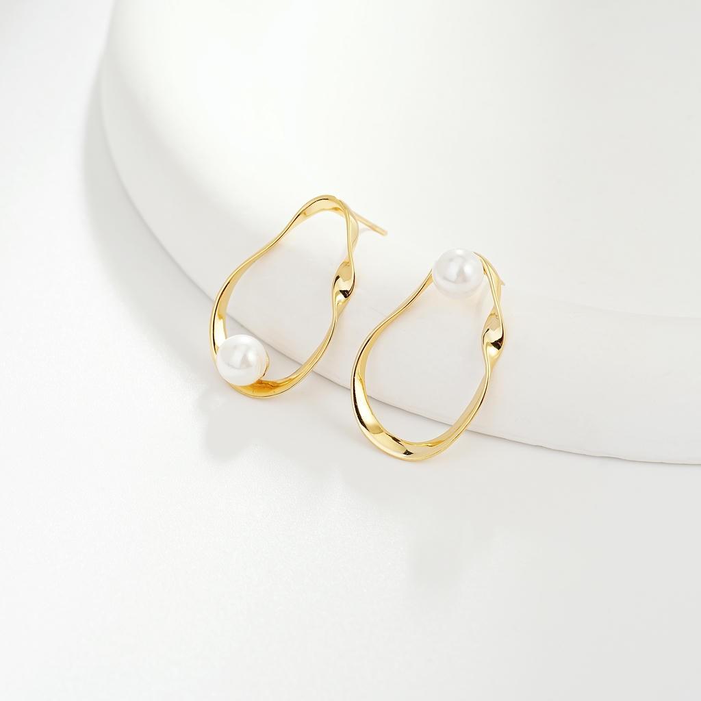 Hollow Inlaid Pearl Earrings 7